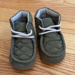 NWOT Old Navy olive green baby boot (3-6m)